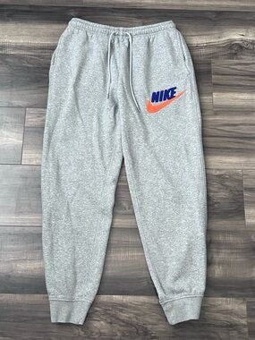 Nike Swoosh Athletic Chenille Logo Patch Futura Jogger Fleece Mens Medium Gray